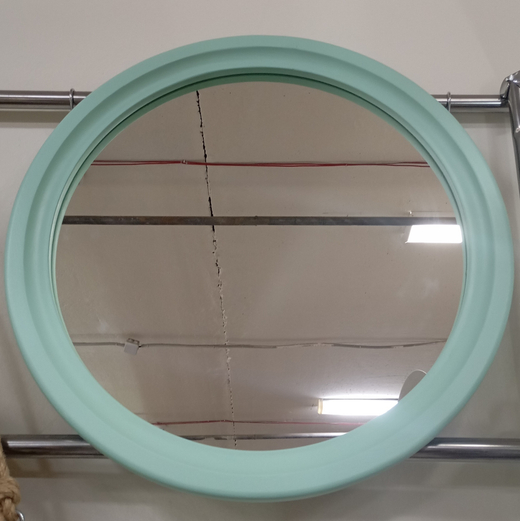 Зеркало круглое в деревянной раме