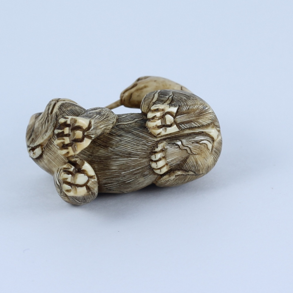 Нэцкэ Обезьяна и змея (мамонт)