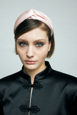 Ободок-узел из розового шелка с декором в виде веточки