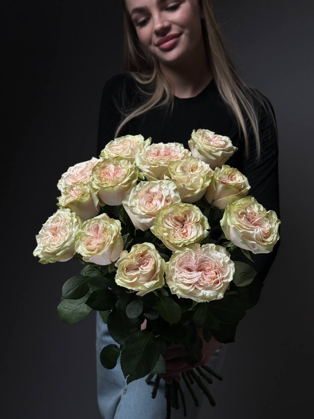 Букет из 15 розово-зеленых пионовидных роз под ленту