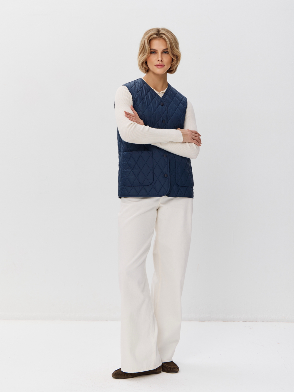 Легкий стеганый жилет с накладными карманами