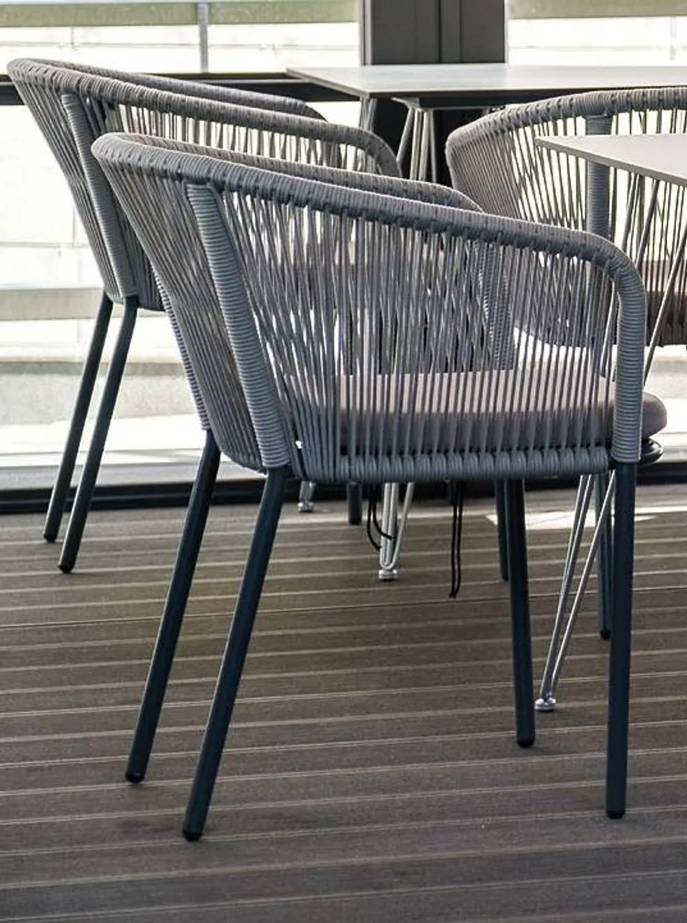 "Марсель" стул плетеный из роупа, каркас алюминий темно-серый (RAL7024) муар, роуп светло-серый круглый, ткань светло-серая