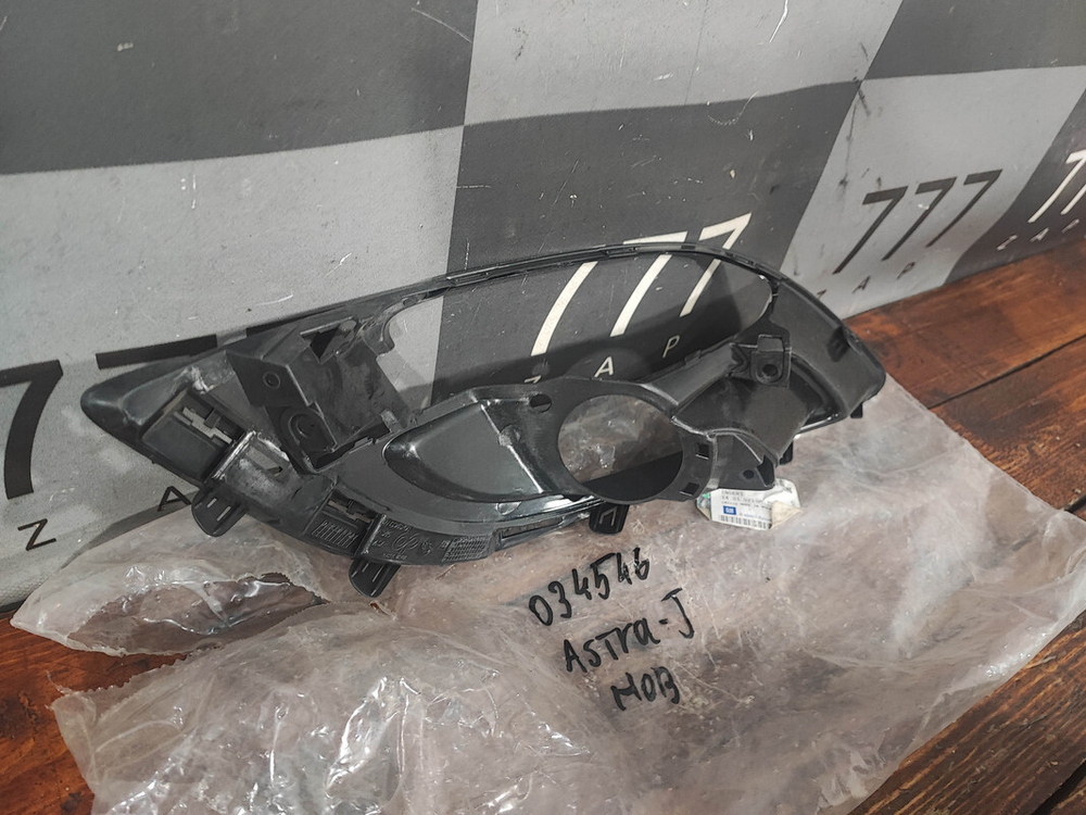 Накладка ПТФ левая Opel Astra J 12-18 Новая Оригинал 13387224