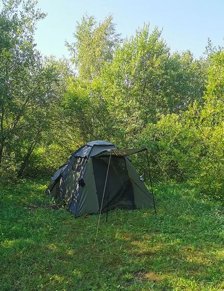 Палатка Canadian Camper HYPPO 4, цвет forest, в лесу.