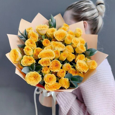 Букет с 7 кремовыми кустовыми розами и веточками рускуса