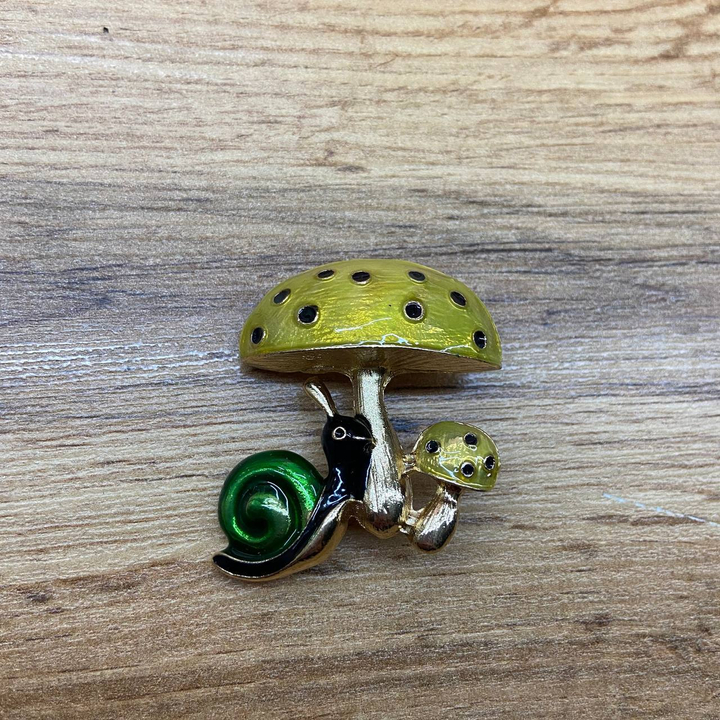 Брошь 2 Гриба с улиткой эмаль желтая зеленая черная металл золотистый