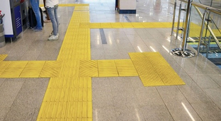 Можно ли проводить мощение тактильной плитки в помещениях