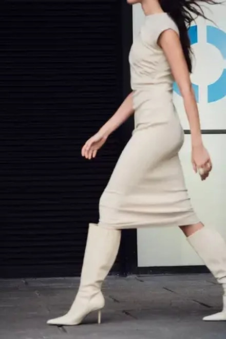 ZARA ПЛАТЬЕ МИДИ СО СБОРКОЙ, ПЕСОЧНЫЙ