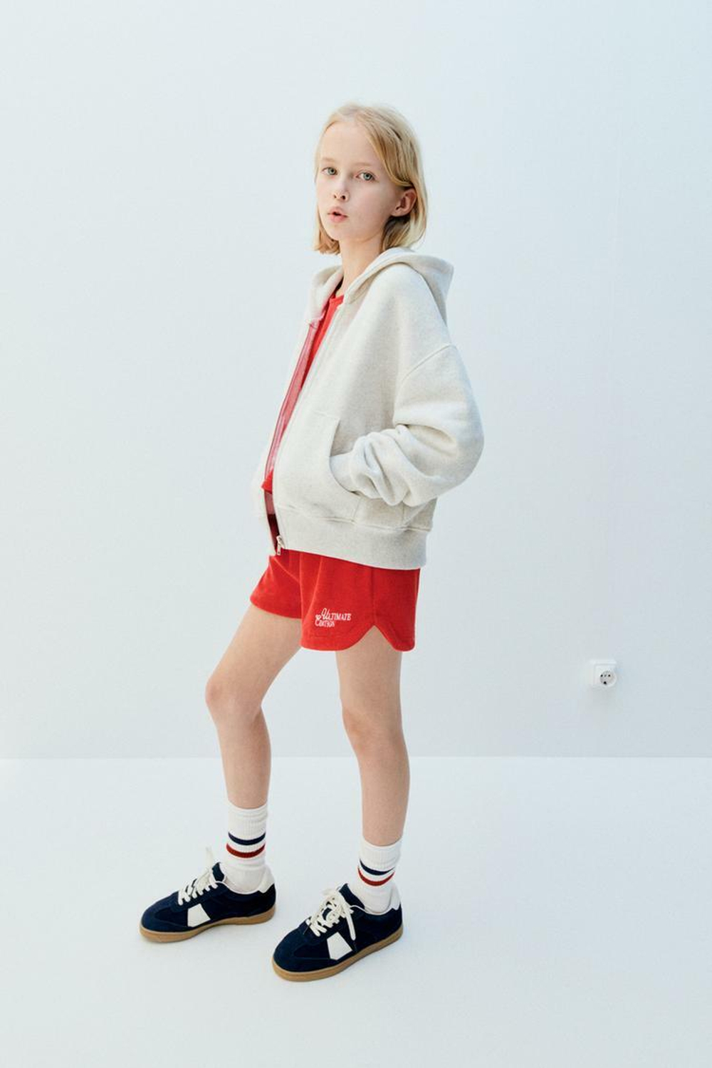 ZARA КОМПЛЕКТ ИЗ ФУТБОЛКИ И ШОРТОВ ИЗ МАХРОВОЙ ТКАНИ, ЯРКИЙ КРАСНЫЙ