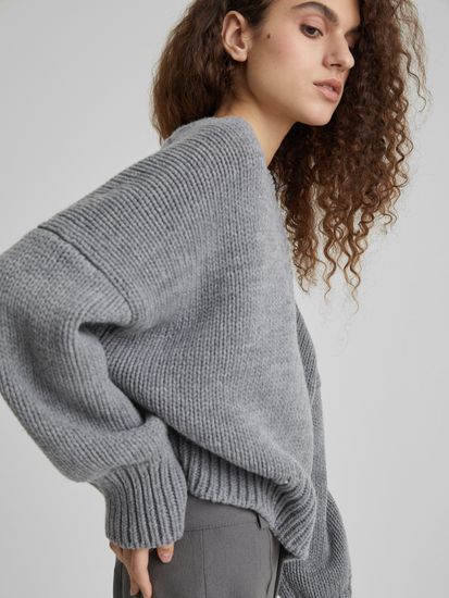 AIM  крупной вязки с V-образным вырезом. Цвет серый. 50% шерсть мериноса.