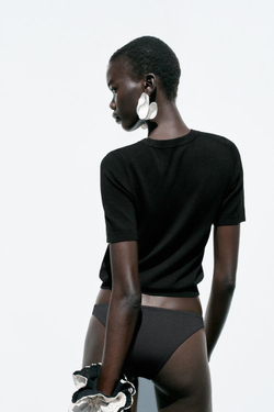 ZARA БАЗОВЫЙ ОДНОТОННЫЙ ТРИКОТАЖНЫЙ ТОП С КОРОТКИМИ РУКАВАМИ, ЧЕРНЫЙ