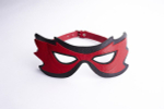Красно-чёрная маска на глаза с разрезами