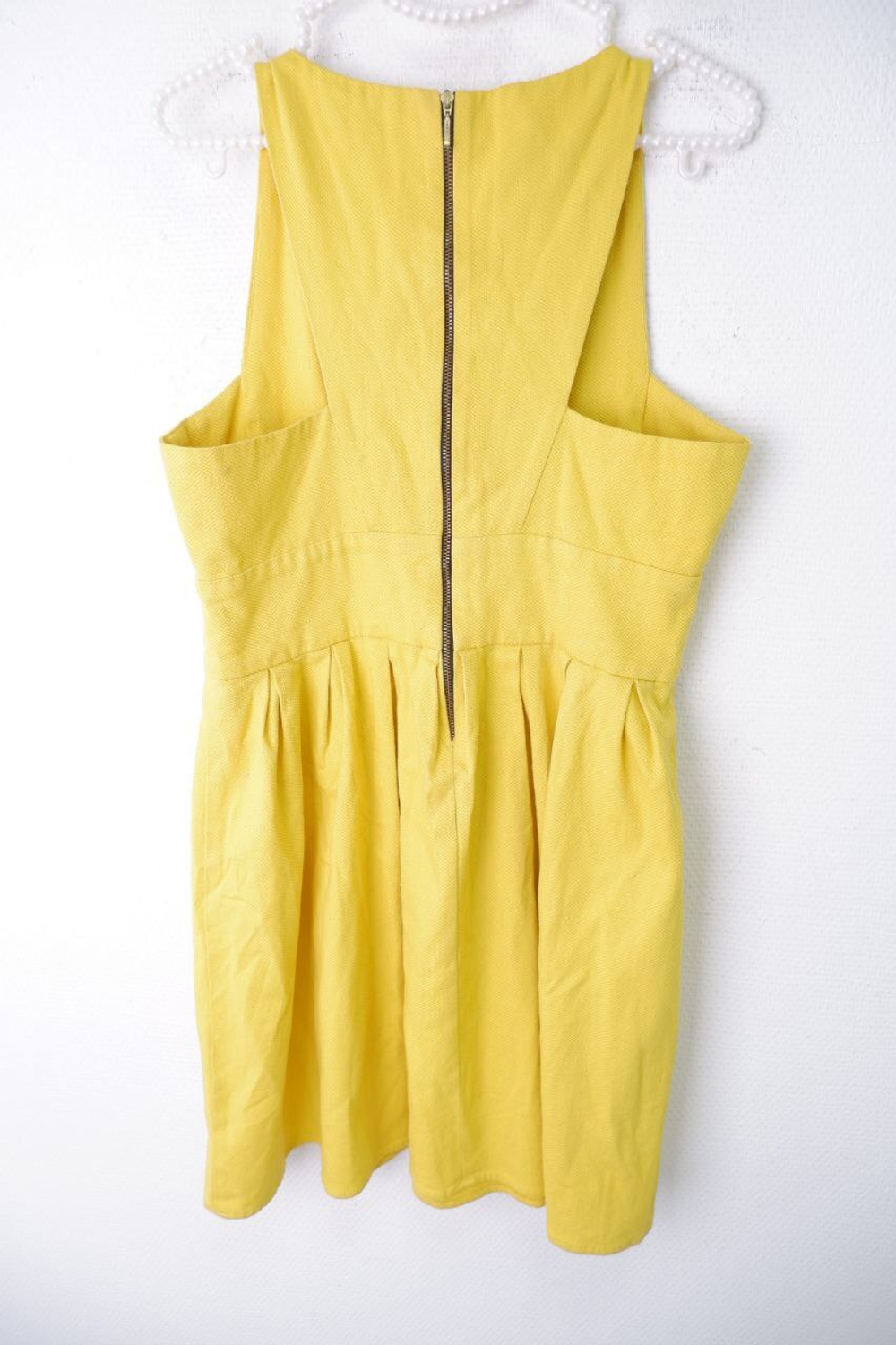 Платье Pull&Bear солнечного цвета 46/48 размер