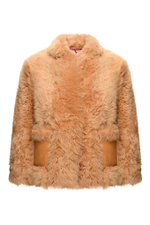 Бежевая шуба с накладными карманами