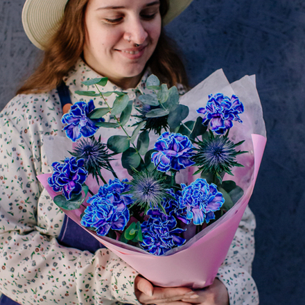 82. Элегантный стойкий синий букет с диантусами и эрингиумом