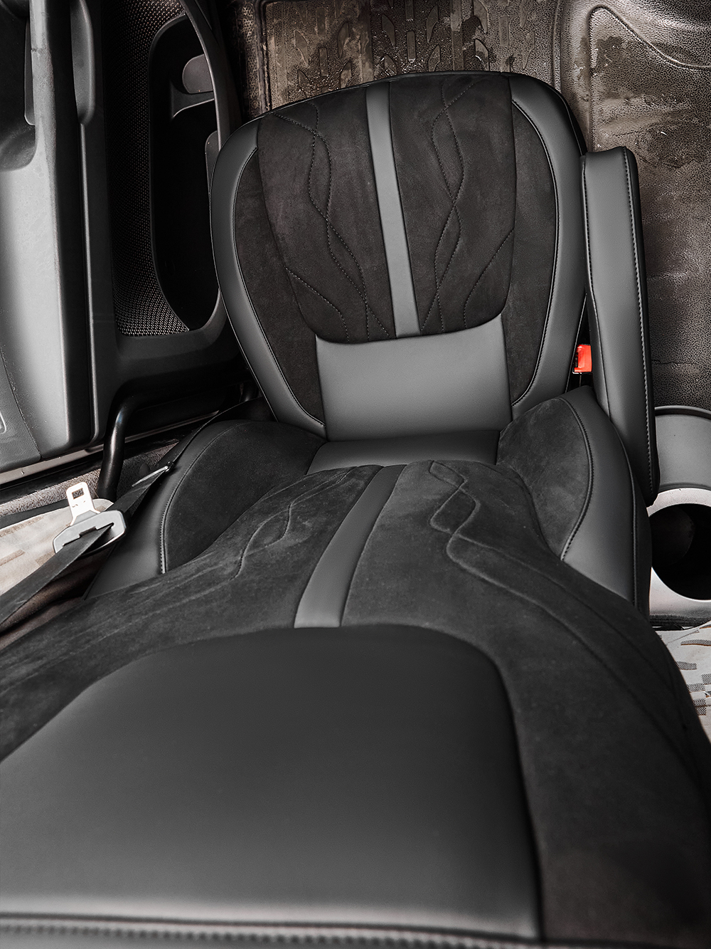 Чехлы Люкс DAF XF 106 (экокожа, черный цвет, черная вставка)