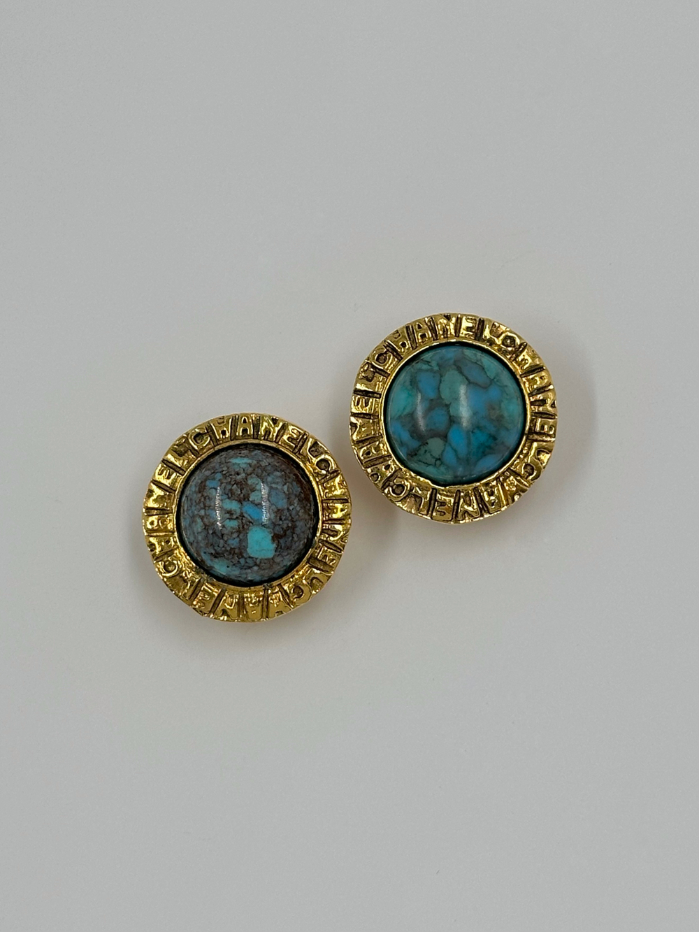 Клипсы с голубыми кабошонами Chanel