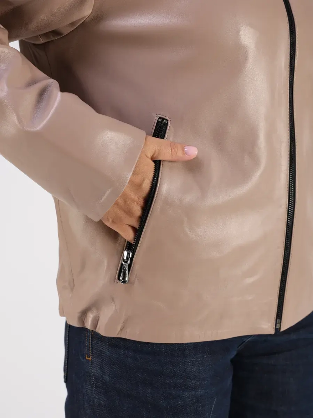 Кожаная куртка демисезонная с капюшоном короткая