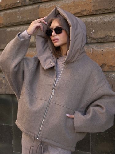 Коричневая куртка без утеплителя с объёмным капюшоном