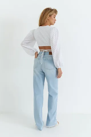 Блуза с завязками на талии из белого шитья