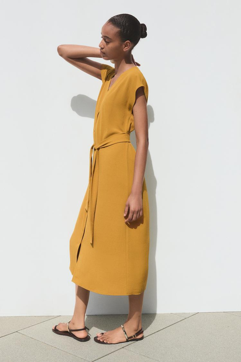 ZARA СТРУЯЩЕЕСЯ ПЛАТЬЕ С ПОЯСОМ, ОЛИВКОВЫЙ