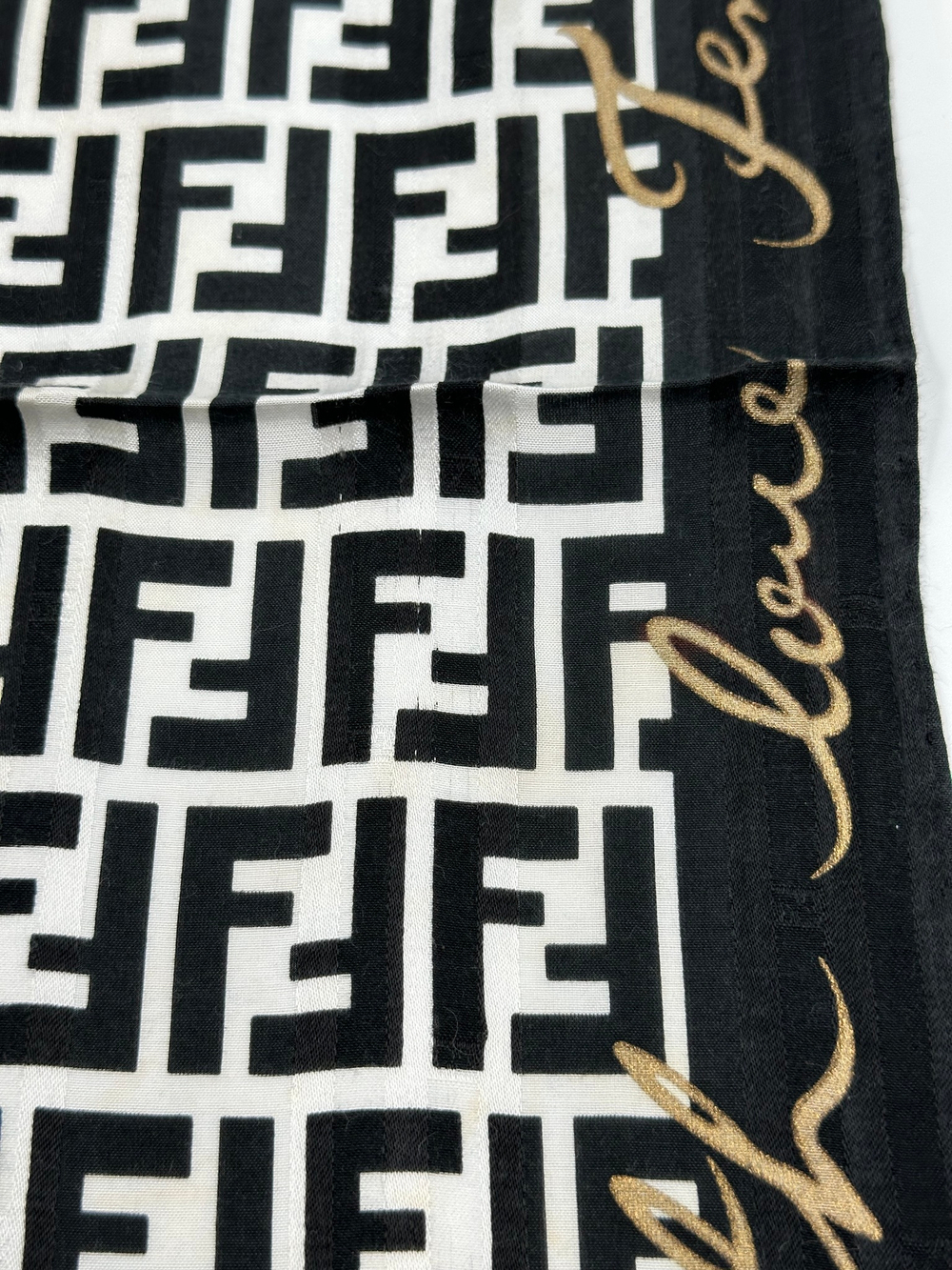 Платок чёрно-белый с лого Fendi