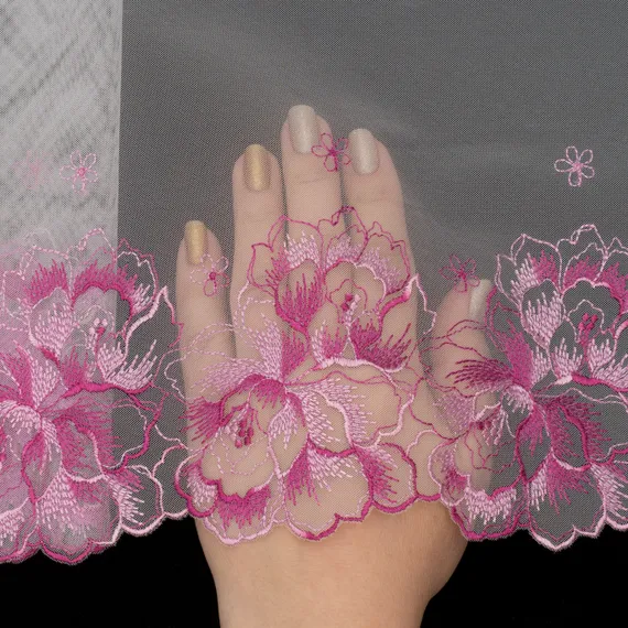 Вышивка на сетке молочная/фуксия (левая) 18 см