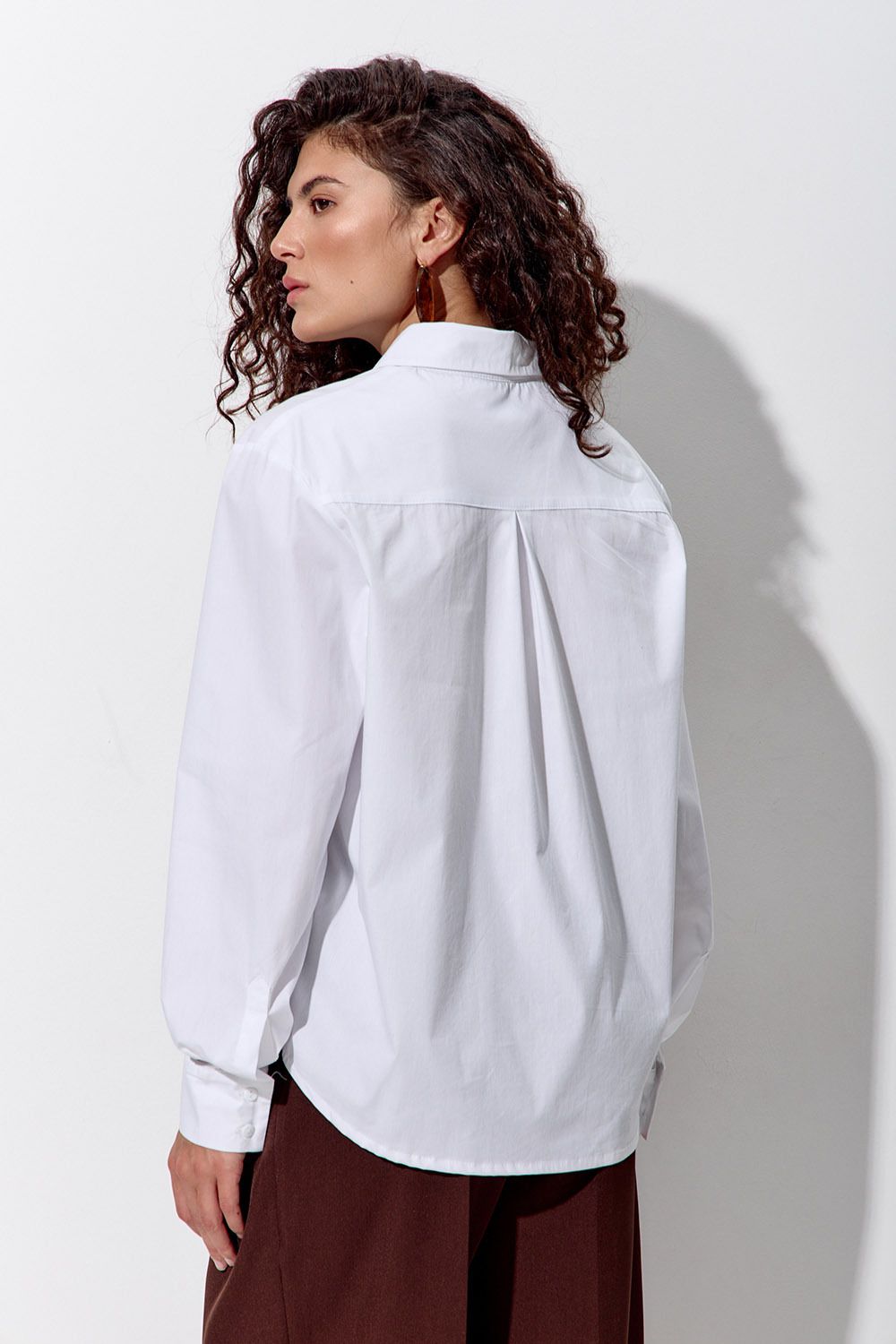 Свободная базовая рубашка из хлопка белого цвета