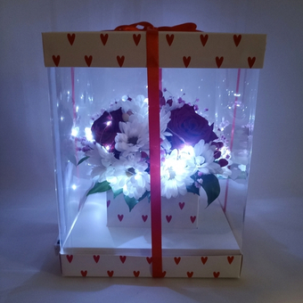 Букет из роз и хризантем в коробке с гирляндой Моей половинке