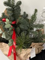 Букет из нобилиса, эвкалипта, кедра и заснеженной ветки