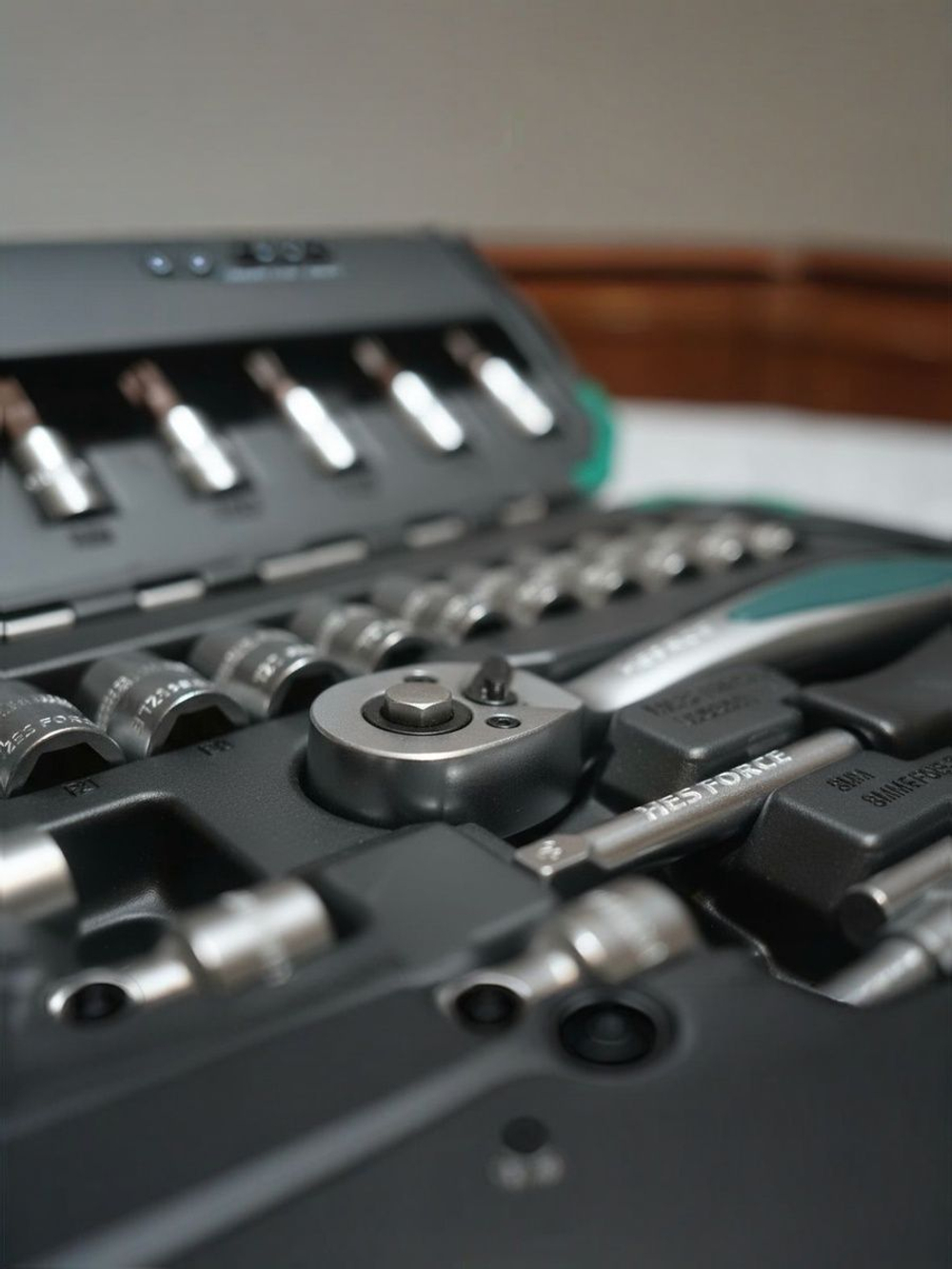 Набор инструментов для автомобиля HES FORCE (46 предметов)