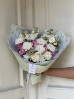 Букет из кустовой пионовидной розы, хризантемы и кустовой маттиолы