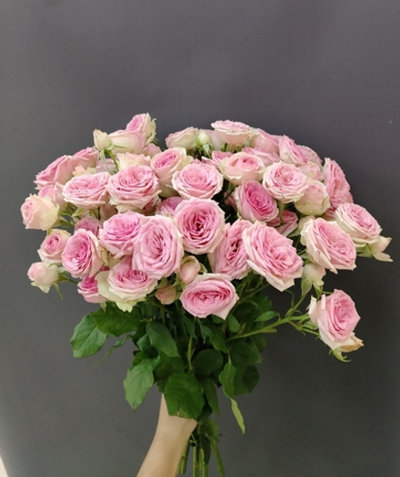 Букет из 9 веток кустовых роз в нежной упаковке