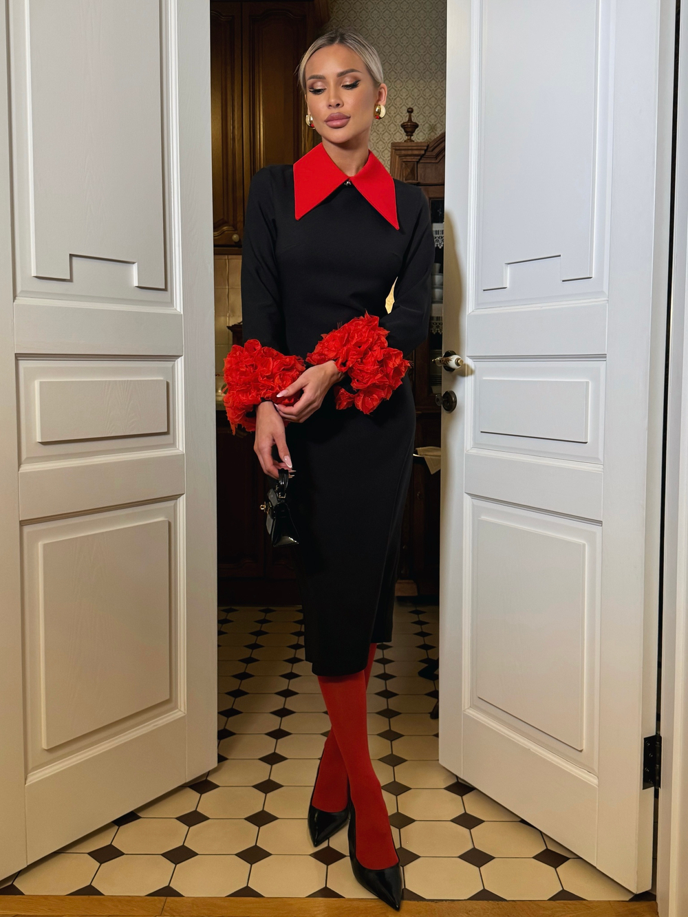 Платье с объемными цветами на рукавах