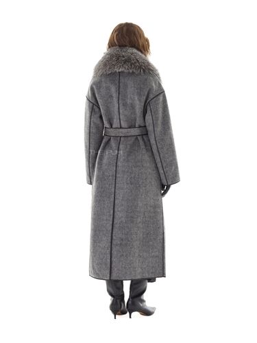 Серое пальто на поясе с меховым воротником