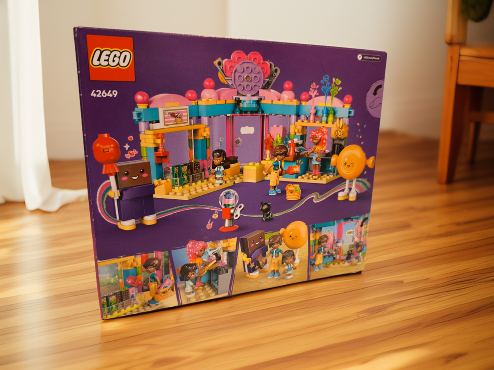 LEGO Friends 42649 «Кондитерская в Хартлейк-Сити» — сладости, витрина и кафе