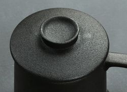 266053 Кружка ЯИЧНАЯ СКОРЛУПА с крышкой, высокая 12,7*12см 420 мл, фарфор черный