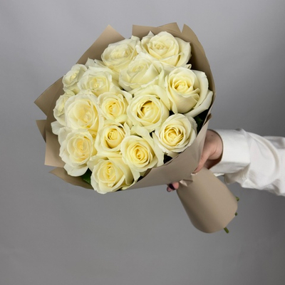 Букет цветов из 15 белых роз Россия 40 см