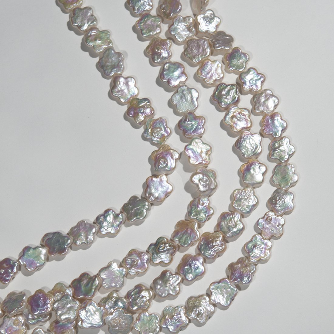 Жемчуг культивированный цветок, белый, с яркими переливами, 11мм, 2 класс