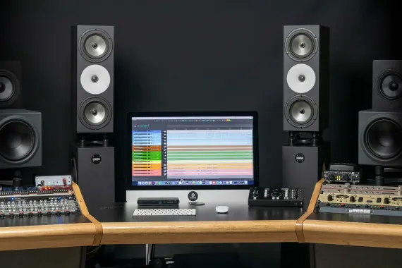 Amphion Two18 Black