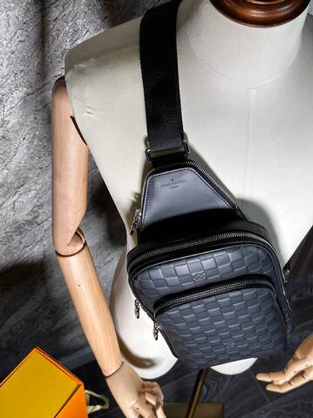 Сумка- слинг Louis Vuitton