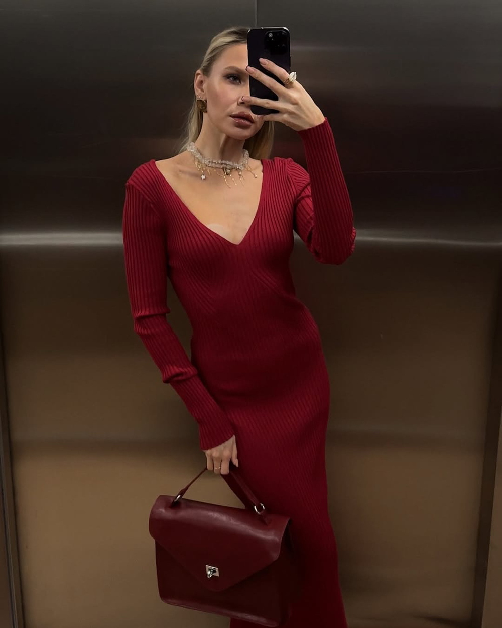 Платье вязаное, длинное, с v-образным вырезом, с выточками на груди