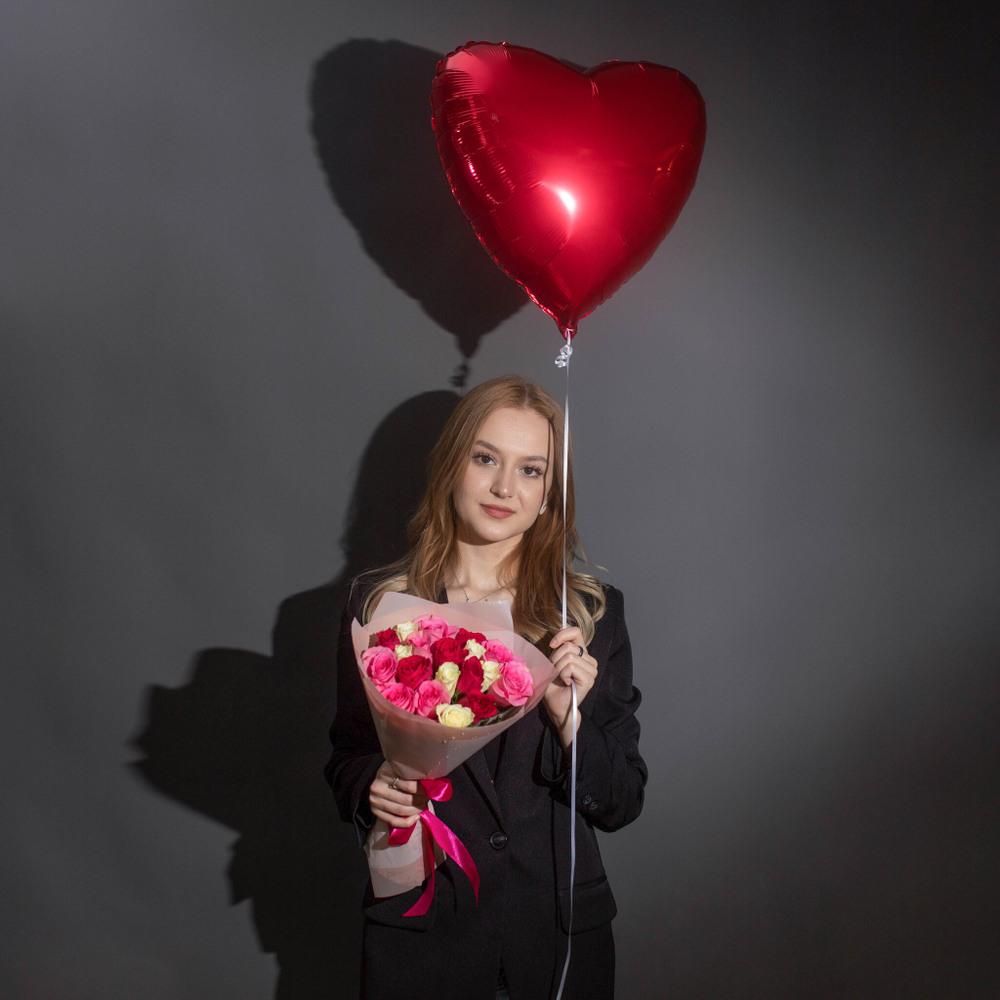 Подарочный набор 19 роз Кения 32см + шар Сердце