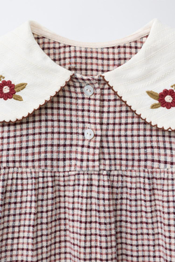 ZARA ПЛАТЬЕ В КЛЕТКУ С ВЫШИТЫМ ВОРОТНИКОМ, ТЕМНО-РОЗОВЫЙ