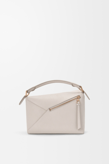 Loewe Маленькая сумка Puzzle Edge из мягкой зернистой телячьей кожи, экрю