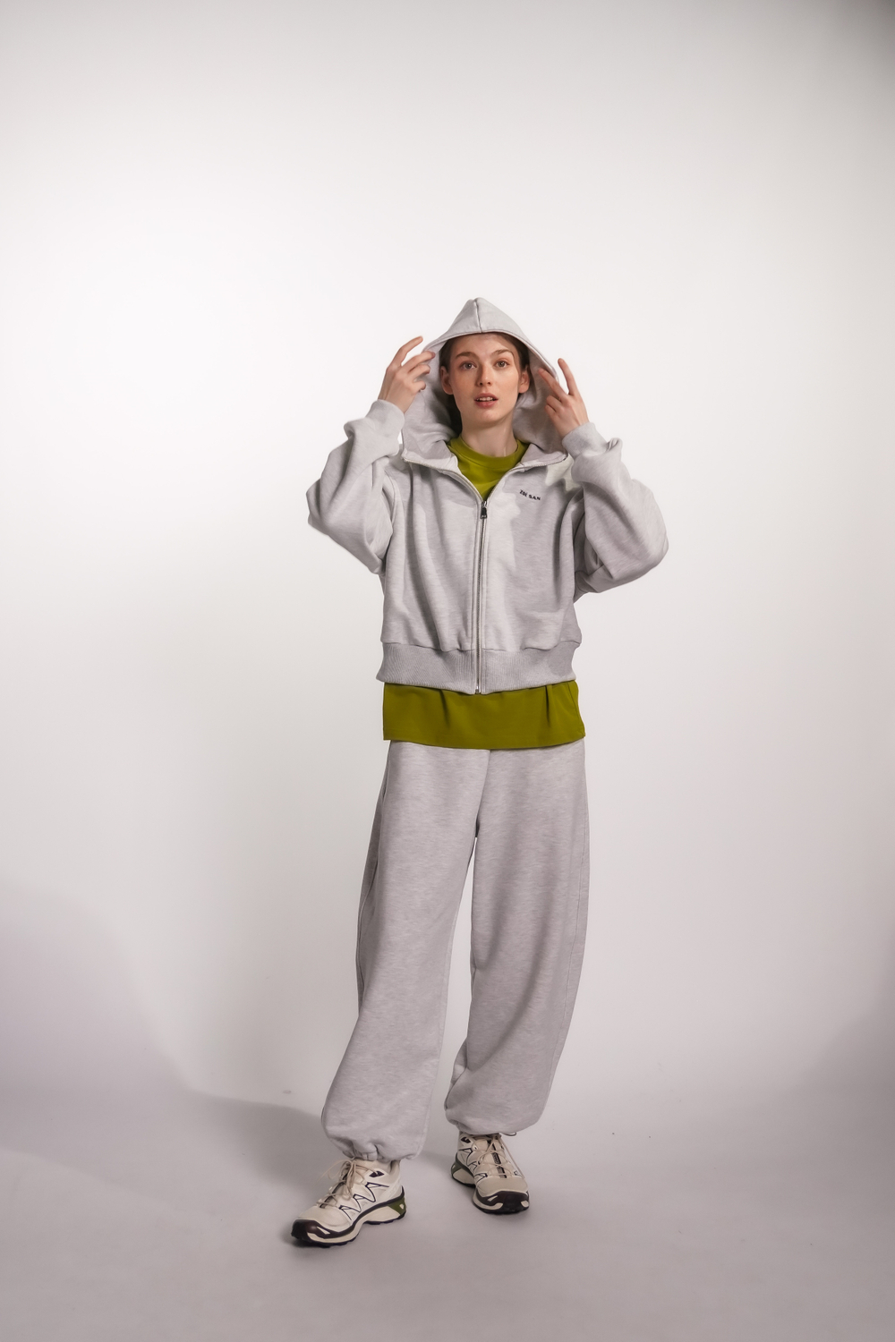 Худи на молнии укороченная из светло-серого футера меланж, без начеса