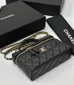 Черная сумка Chanel прямоугольная с золотой фурнитурой