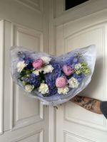 Букет из гортензии, хризантемы, дельфиниума лизиантцса и пионов