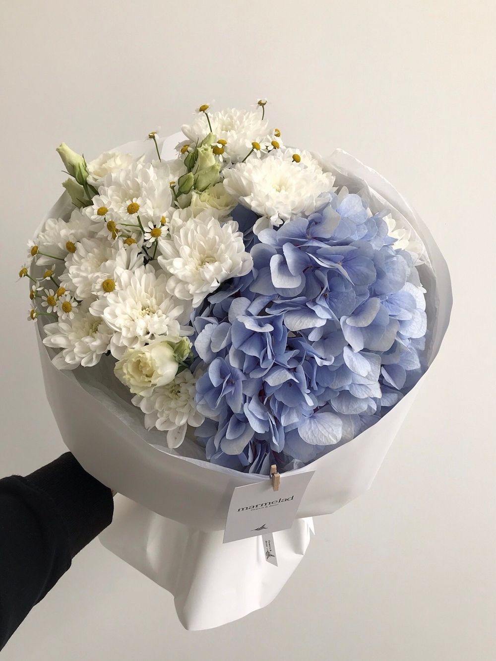 Авторский букет в бело-голубых оттенках