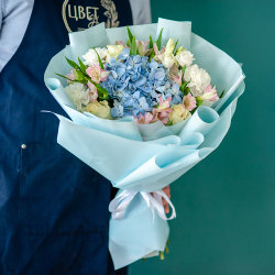 Сборный букет с голубой гортензией